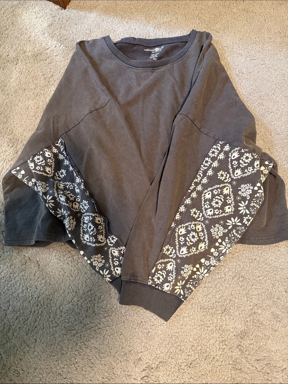 NATURAL LIFE Grey Sweatshirt with White Bandana-Print Sleeves Sz XL